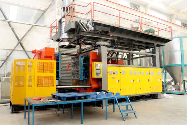 為什么要選擇吹塑托盤生產廠家?四個優勢你知道嗎?