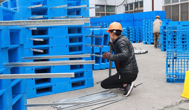 企業(yè)如何選擇適合自己的內置鋼管塑料托盤?