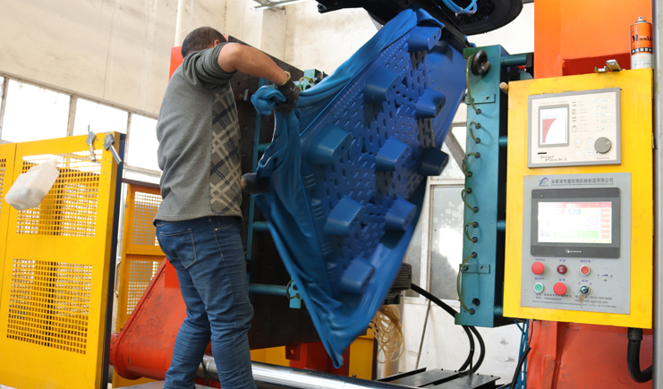 曝光！吹塑塑料托盤生產(chǎn)廠家生產(chǎn)過程竟是如此！