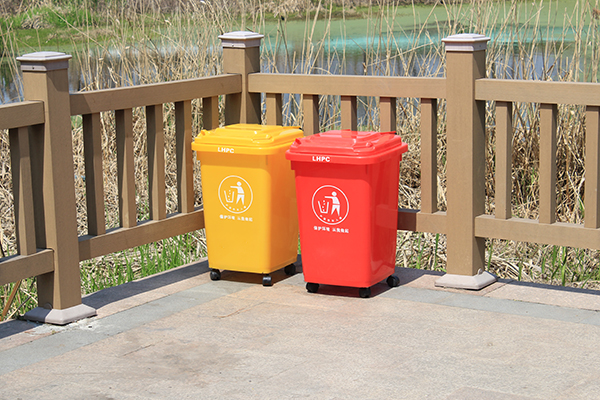 常州公園塑料垃圾桶越來(lái)越高級(jí)了，公園垃圾桶怎么擺？