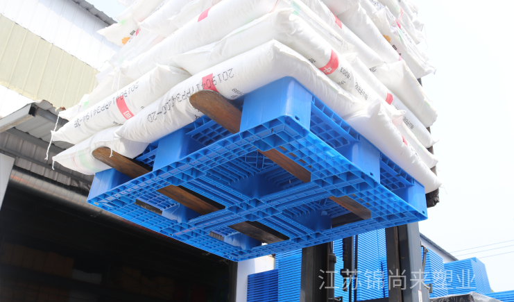 淺談叉車塑料托盤的為了發展和行業優勢