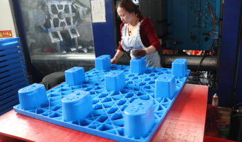 為什么標(biāo)準(zhǔn)塑料托盤比定制塑料托盤便宜?