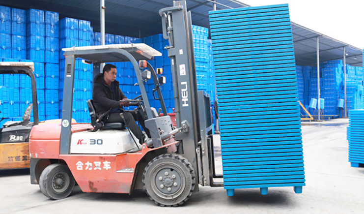 叉車(chē)帶塑膠卡板周轉(zhuǎn)和空載時(shí)，有什么區(qū)別？要注意哪些問(wèn)題