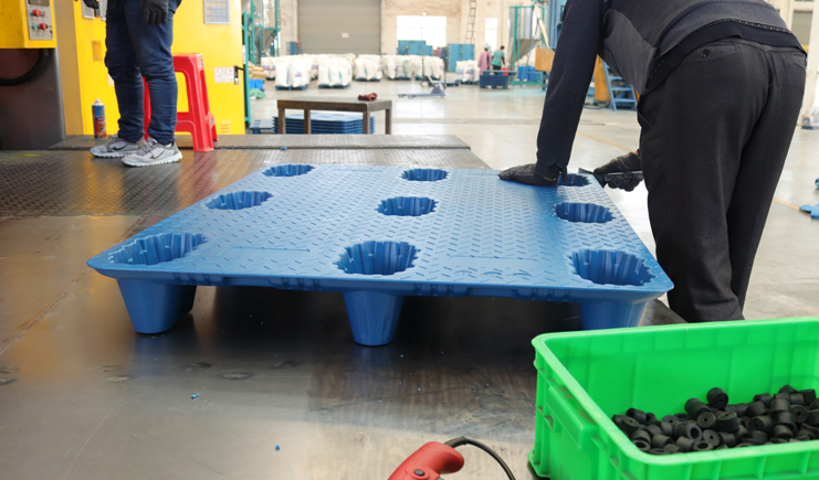 塑料托盤廠家對(duì)塑料制品的19種成型工藝分析