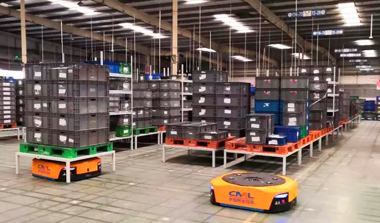 塑料托盤無人倉庫中移動，為什么不會撞在一起？